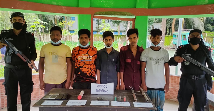 নোয়াখালীতে অস্ত্রসহ ৫ যুবক গ্রেফতার