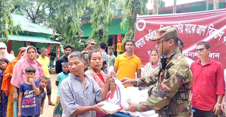 দীঘিনালায় বন্যার্তদের পাশে সেনাবাহিনী