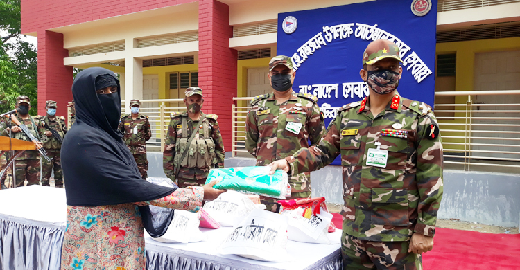 মাটিরাঙ্গায় সেনাবাহিনীর ঈদ সহায়তা পেল শতাধিক পরিবার