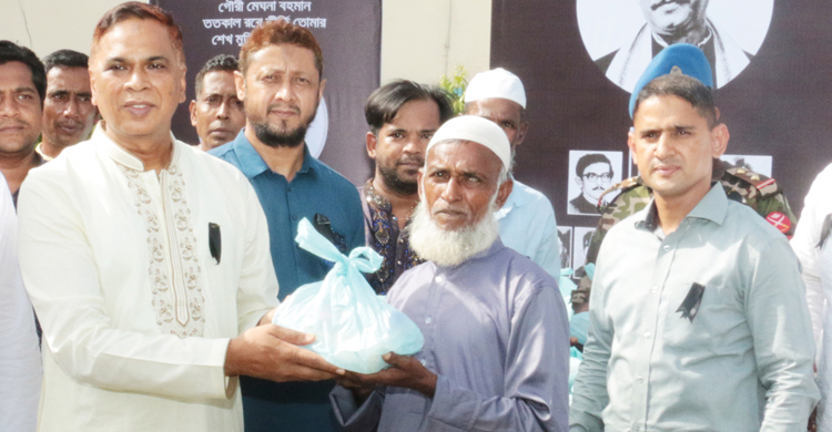 শোক দিবসে দুস্থদের মধ্যে সেনানিবাস লেডিস ক্লাবের খাবার বিতরণ