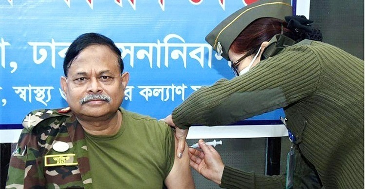 Army chief receives Covid-19 vaccine