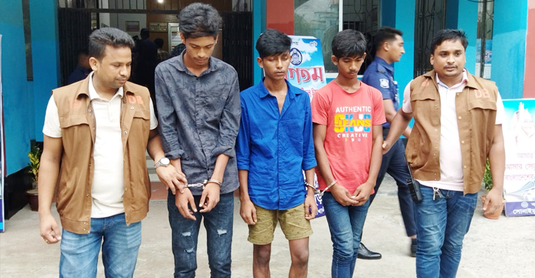 নোয়াখালীতে অস্ত্রসহ কিশোর গ্যাংয়ের ৩ সদস্য গ্রেফতার