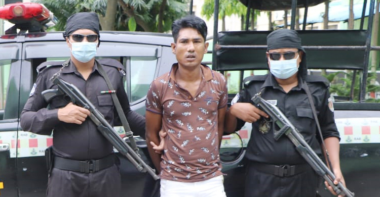 অস্ত্রসহ ৯ মামলার পলাতক আসামি গ্রেফতার