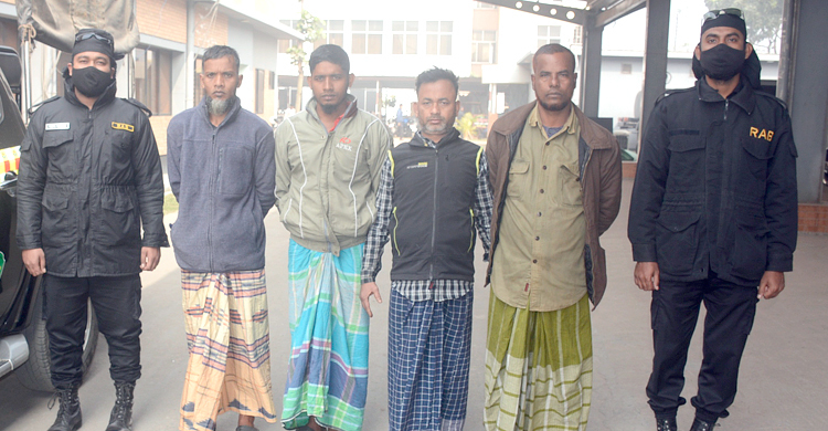 শীতলক্ষ্যায় র‌্যাবের অভিযানে ২৭২০ লিটার চোরাই তেলসহ আটক ৪