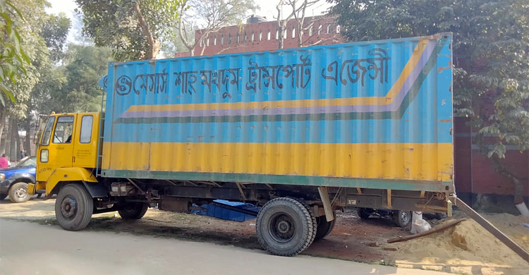 ছিনতাইয়ের পর গাড়ির তেল শেষ হওয়ায় ৩ ছিনতাইকারী ধরা