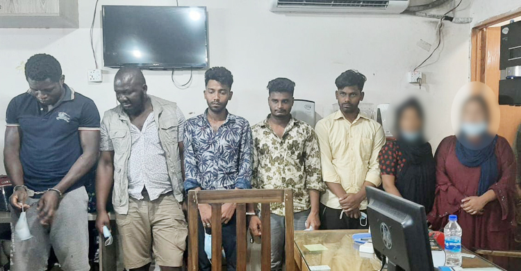 ফেসবুক-হোয়াটসঅ্যাপে প্রতারণা : দুই নাইজেরিয়ানসহ গ্রেফতার ৭