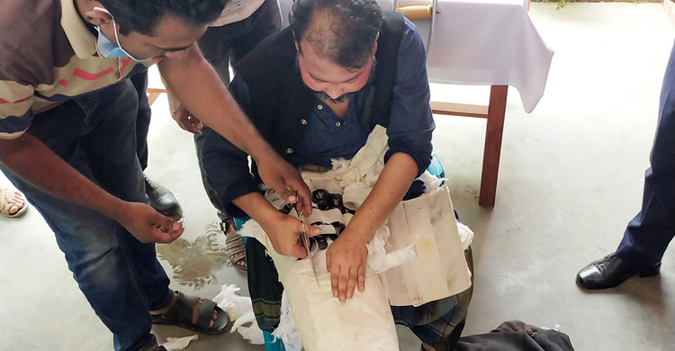 পায়ের ব্যান্ডেজে মিলল ৪৮ বোতল ফেনসিডিল, গ্রেফতার ২