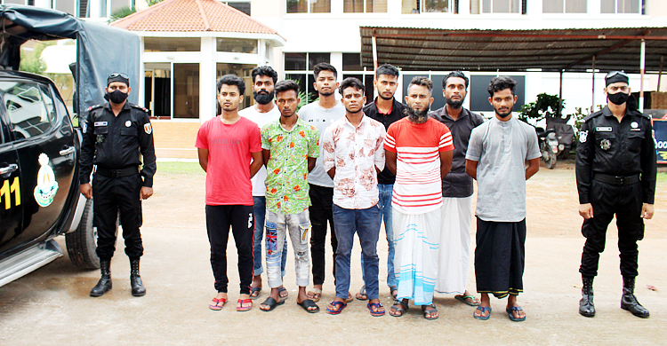 সিদ্ধিরগঞ্জে দেশীয় অস্ত্রসহ ৯ ডাকাত আটক