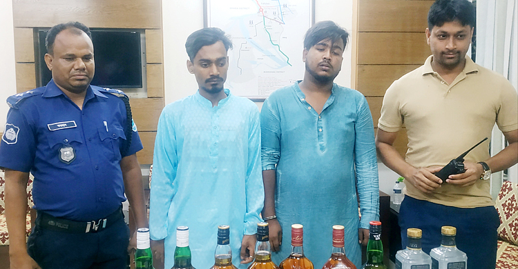 ফতুল্লায় বিদেশি মদসহ দুই যুবক আটক