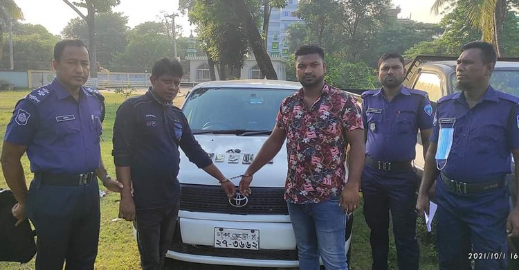 ভুয়া পরিচয়ে ছিনতাই, প্রাইভেটকারসহ দুই যুবক গ্রেফতার