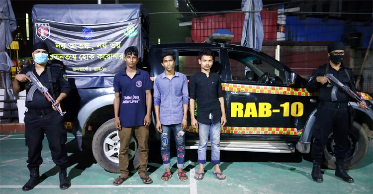 ধারালো চাকুর ভয় দেখিয়ে ছিনতাই করেন তারা