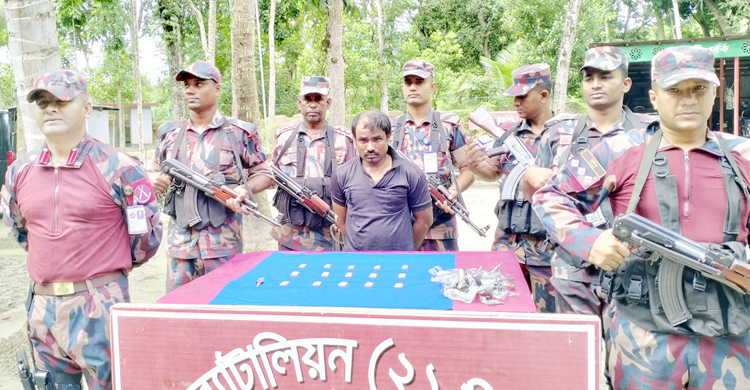 শার্শা সীমান্তে কোটি টাকার স্বর্ণসহ পাচারকারী আটক