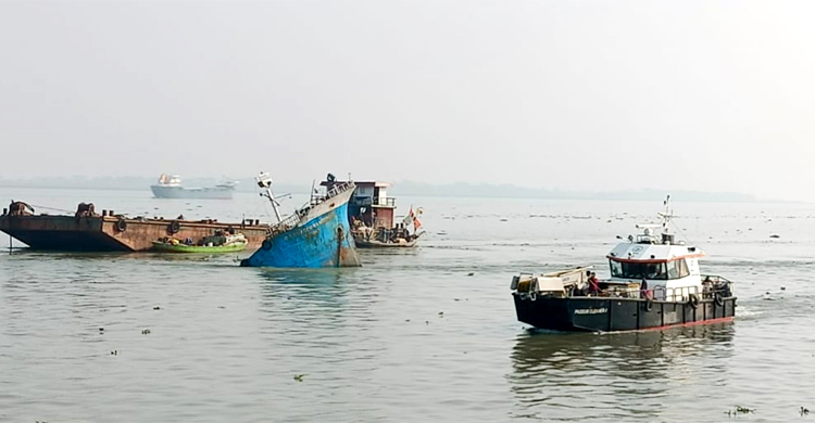 মেঘনায় তেল অপসারণ করছে মোংলার পশুর ক্লিনার
