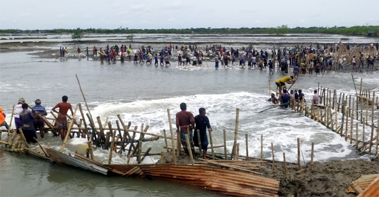 জোয়ারের পানি ঠেকাতে স্বেচ্ছাশ্রমে বাঁধ সংস্কারে নেমেছে গ্রামবাসী
