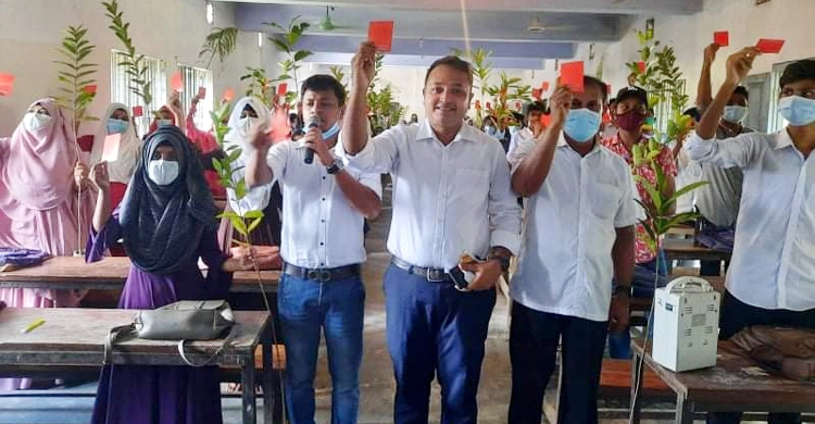 শরীয়তপুরে মাদক-স্মার্টফোনকে শিক্ষার্থীদের লাল কার্ড