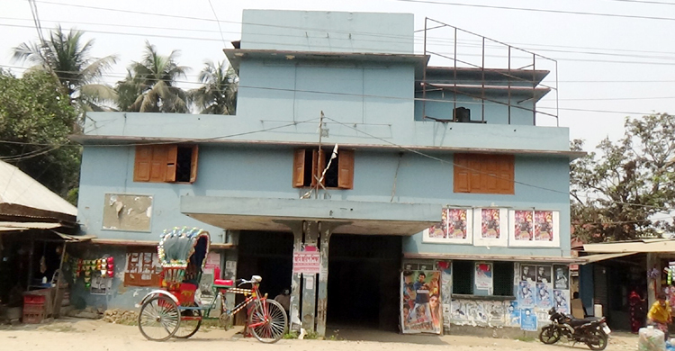 জৌলুস হারিয়ে বিলুপ্তির পথে রাজবাড়ীর সিনেমা হল