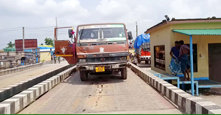 ডিজিটাল স্কেলে ওজন কারচুপি, বাংলাবান্ধায় অচলাবস্থা