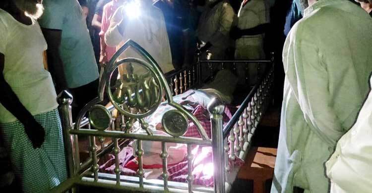 পাওনা টাকা আদায়ে দেনাদারের বাড়িতে মর দেহ নিয়ে অবস্থান