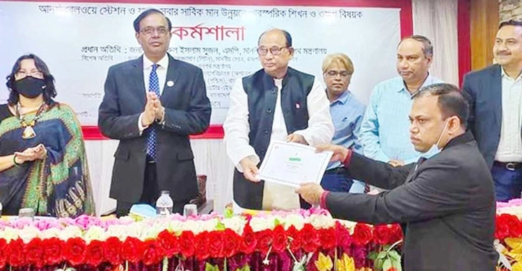 এবার ট্রেনের টিটিইকে গুলি করার হুমকি দিলেন এএসআই