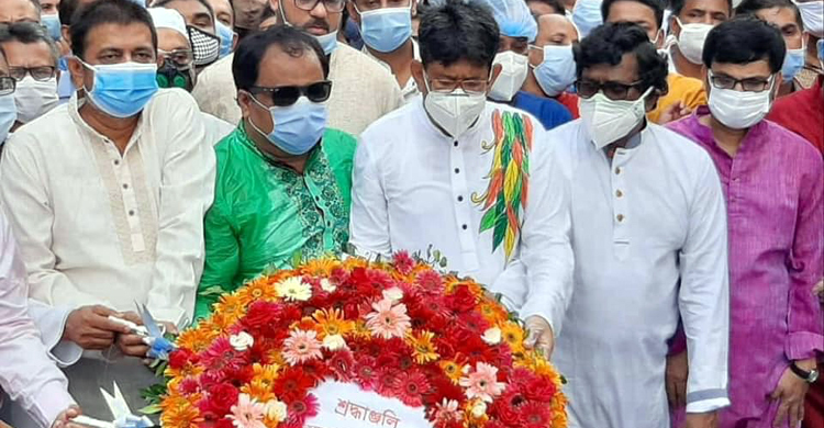 বঙ্গবন্ধুর প্রতিকৃতিতে স্বেচ্ছাসেবক লীগের শ্রদ্ধা