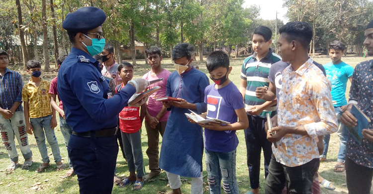 গল্পের বই দিয়ে খেলার মাঠ থেকে শিশুদের ঘরে পাঠালেন এএসপি