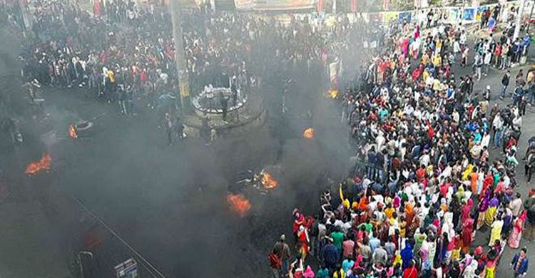 অগ্নিগর্ভ আসামে কারফিউ উপেক্ষা করে রাজপথে হাজারও মানুষ