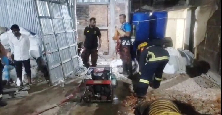 আশুলিয়ায় সেপটিক ট্যাংকে নিখোঁজ তিন শ্রমিকের মরদেহ উদ্ধার