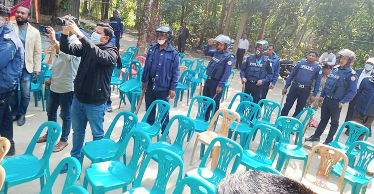 উঠানে বিএনপির সম্মেলন, পুলিশি বাধায় পণ্ড