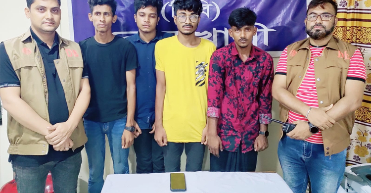 নোয়াখালীতে ছিনতাইকালে ৪ তরুণ আটক
