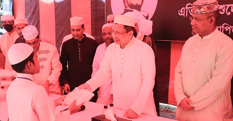 বঙ্গবন্ধুর শাহাদাত বার্ষিকী: এতিমদের মধ্যে র্যাবের খাবার বিতরণ