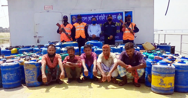 মুন্সিগঞ্জে ১৫ লাখ চিংড়ির রেণু জব্দের পর পদ্মায় অবমুক্ত