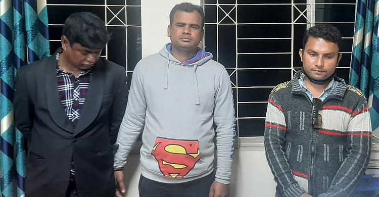 সাংবাদিক পরিচয়ে প্রতারণা, ধরে পুলিশে দিলেন স্থানীয়রা