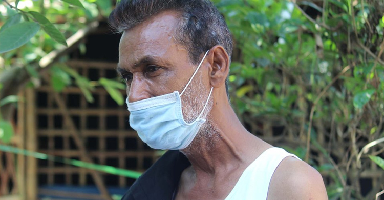 মাদকাসক্ত বাবাকে ডিসির হাতে তুলে দিল ছেলে