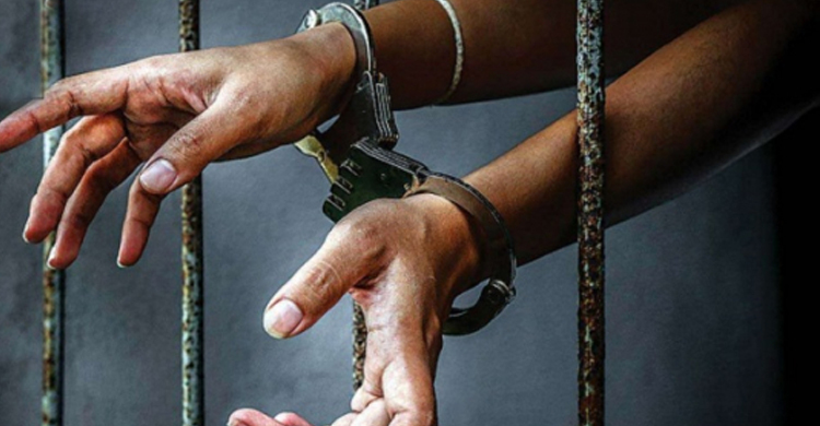 মাকে নির্যাতন করায় মদ্যপ বাবাকে খুন করে আত্মসমর্পণ মেয়ের