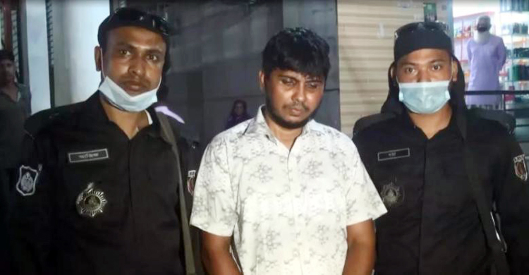 বাসার ছাদে অফিস খুলে লোক ঠকাচ্ছিলেন তিনি