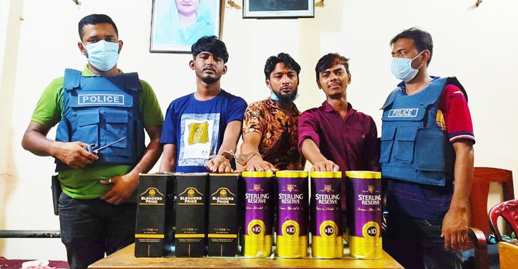 ব্রাজিল-আর্জেন্টিনা ফাইনাল ঘিরে মদ কিনে ফেরার পথে ৩ যুবক ধরা