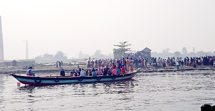 ফতুল্লায় ট্রলারডুবি: ধাক্কা দেওয়া লঞ্চসহ আটক ৪