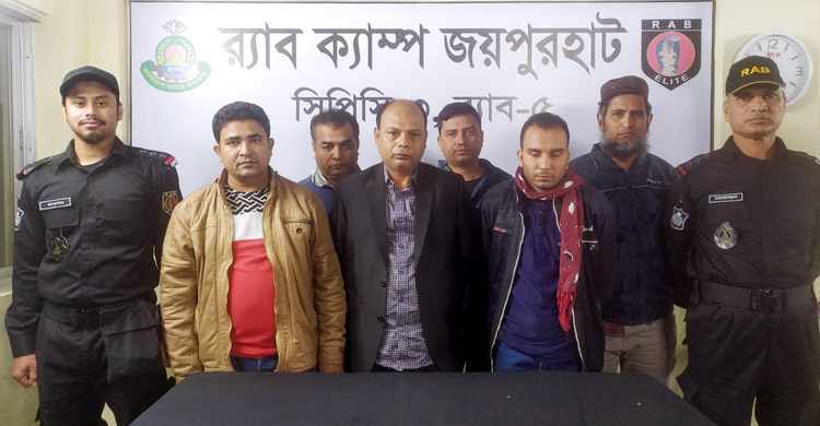 পোশাক শ্রমিকের আড়ালে বিক্রি করতেন নকল ধাতব মুদ্রা