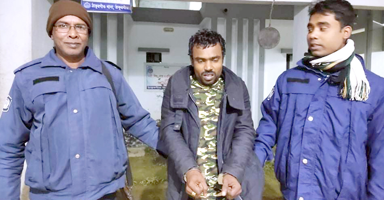 পুলিশকে ধাক্কা দিয়ে হাতকড়াসহ পালাচ্ছিলেন আসামি, ধরলো গ্রামবাসী