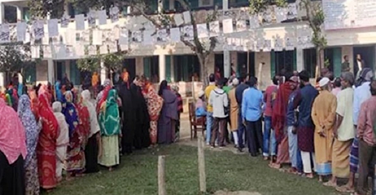 কুমিল্লায় ভোটকেন্দ্র থেকে পাঁচজন আটক