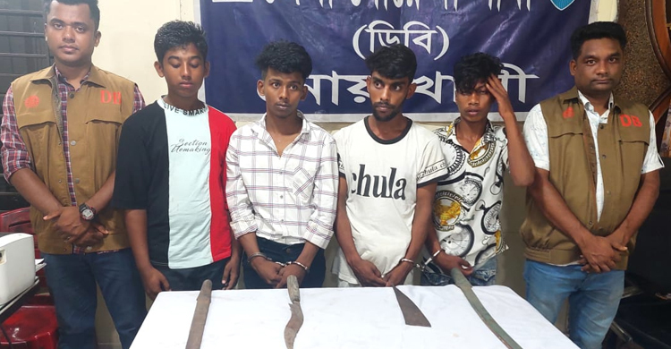 নোয়াখালীতে অস্ত্রসহ কিশোর গ্যাংয়ের ৪ সদস্য গ্রেফতার