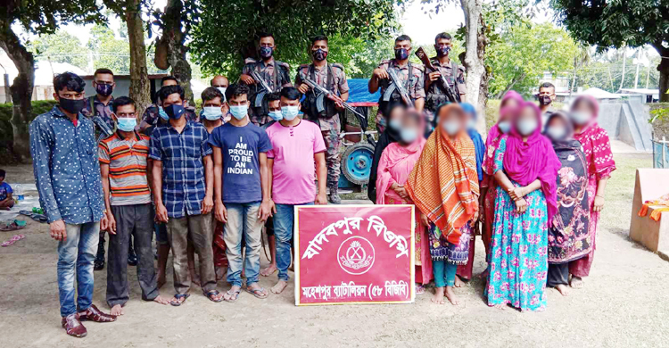 মহেশপুর সীমান্তে নারী-শিশুসহ ৩০ জন আটক
