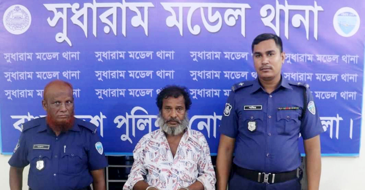 বৃদ্ধের ব্যাগে মিললো ৪০ লিটার চোলাই মদ