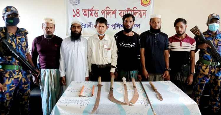 টেকনাফে দেশীয় অস্ত্রসহ ৬ রোহিঙ্গা যুবক আটক