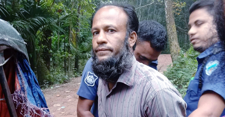 চাঁদপুরে মাকে কুপিয়ে হত্যা, ছেলে আটক