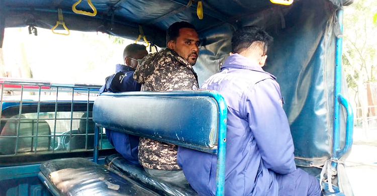 এজেন্টের কাছে সহকারী প্রিসাইডিং অফিসারের টাকার খাম