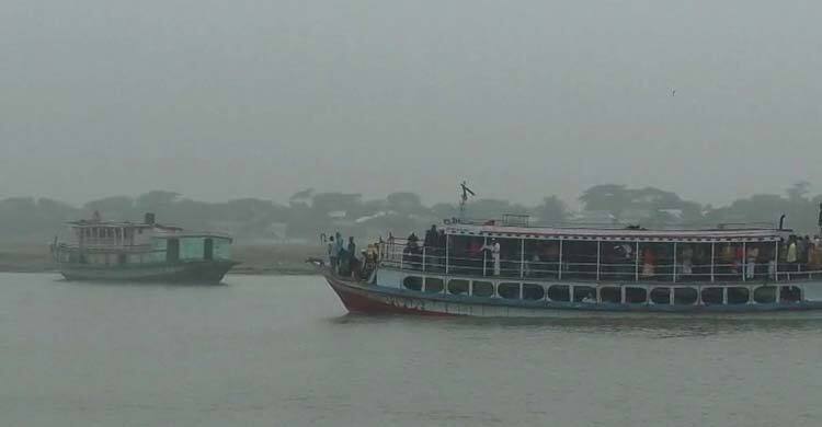 শিমুলিয়া-বাংলাবাজার রুটে নৌযান বন্ধ, মাঝ নদীতে আটকা ৫ ফেরি