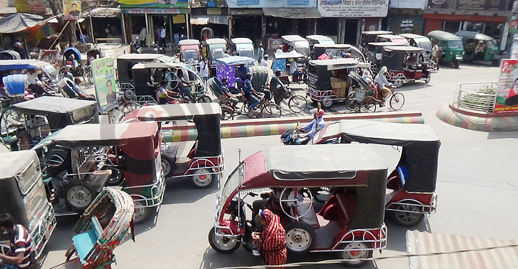 রাজবাড়ীতে যত্রতত্র অটোরিকশা পার্কিং, ভোগান্তিতে পৌরবাসী