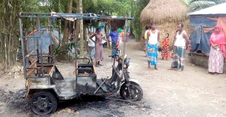 মেয়েকে উত্ত্যক্তের প্রতিবাদ করায় বাবার অটোরিকশায় আগুন