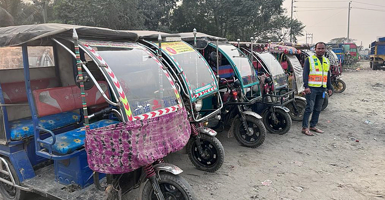 ঢাকা-চট্টগ্রাম মহাসড়কে আটক অর্ধশতাধিক থ্রি হুইলার